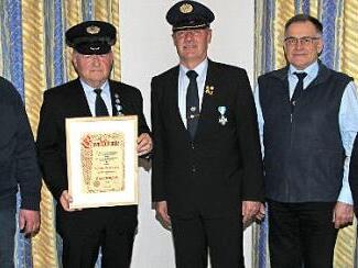 Gemeinsam mit dem neuen Ehrenmitglied Georg Seelmann (Zweiter von links): Die Vorstandsmitglieder Stephan Metzner, Vorsitzender Gerhard Senger, Franz Hennemann und Maria Helmreich gratulieren zur Auszeichnung.  Foto: Drossel