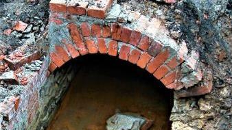 Die Rösche (Wasserableitung) im Bereich des Bahnhofs ist bereits beim Bau der neuen Eisenbahnbrücke saniert worden.