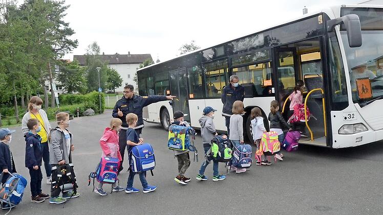 Schon das Einsteigen in den Bus will gelernt sein und bedarf gewisser Verhaltensregeln. Die beiden Polizeibeamten Heiko Sesselmann (links) und Thomas Graf hatten alle Hände voll zu tun, aber ihre Anweisungen wurden gehorsam von den Kindern befolgt.  Foto: Karl-Heinz Hofmann