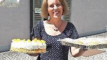 Romana Schelter bringt leckere Kuchen zur Verkaufstheke.