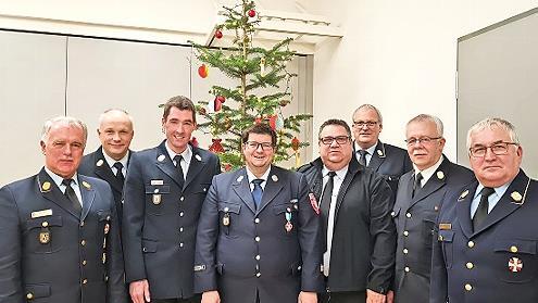 Bei der Verbandsversammlung (von links) KBR Joachim Ranzenberger, Stefan Steger, Florian Strobel, Alexander Wilhelm, Dirk Raupach, Stefan H&auml;rtlein, Heinrich Scharf und Bezirksfeuerwehrverbands-Vorsitzender Hermann Schreck