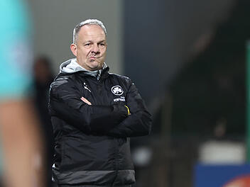 Alexander Zorniger, Trainer der SpVgg Greuther Fürth, überrascht in der Pressekonferenz vor dem Spiel gegen Kaiserslautern