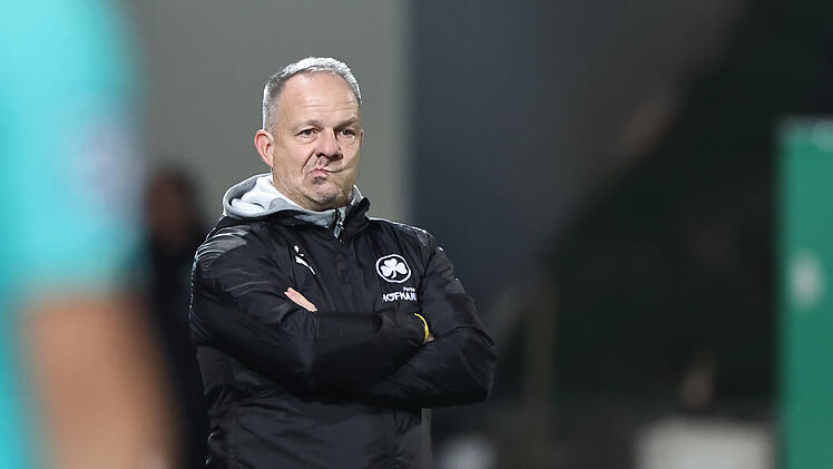 Alexander Zorniger, Trainer der SpVgg Greuther Fürth, überrascht in der Pressekonferenz vor dem Spiel gegen Kaiserslautern