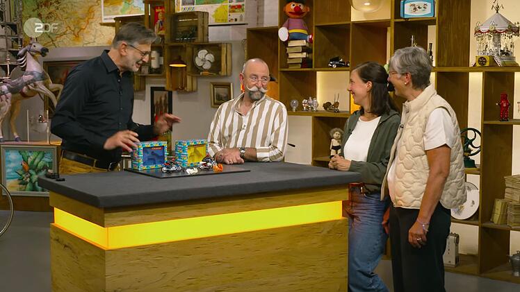 Sarah und Monika aus Hilchenbach hatten das Spielzeug einst vor dem Sperrm&uuml;ll gerettet.