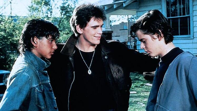 Matt Dillon spielt in "Die Outsider" (Bild, Mitte, mit Ralph Macchio, links und C. Thomas Howell) ein gerade erst aus dem Gef&auml;ngnis entlassenes Mitglied einer Jugendgang.