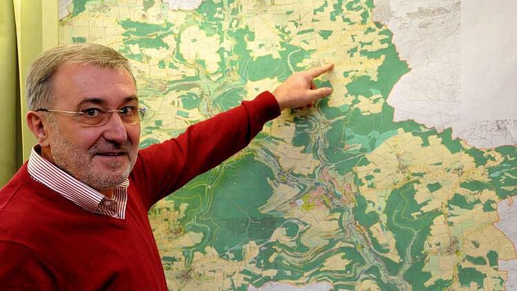 Hier sollen neue Windräder entstehen: Bürgermeister Helmut Krämer zeigt am Flächennutzungsplan seiner Marktgemeinde Heiligenstadt die voraussichtlichen Standorte für neue Windräder. Foto: Fuchs