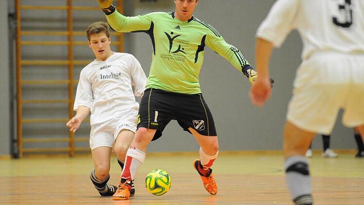 Szene aus dem Spiel des FC Fuchsstadt (weiße Trikots) gegen die DJK Schondra.