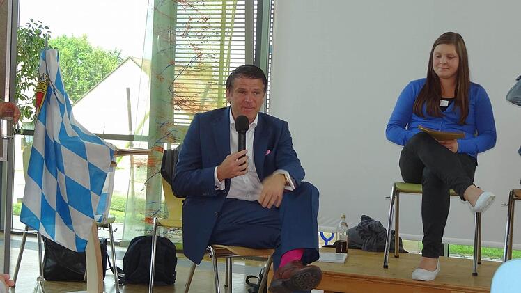 Der Politiker mit den bunten Socken: Steffen Vogel (MdL) kehrte gerne an seine alte Schule zurück, um den jungen Erwachsenen von dem Leben eines Politikers zu erzählen. "Engagiert euch!", war seine Botschaft.