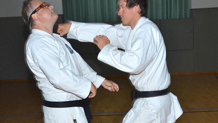 Heiko Röder (rechts) beim Karate-Training mit dem Trebgaster Dojo-Leiter Peter Kerrmann. Fotos: Dieter H übner