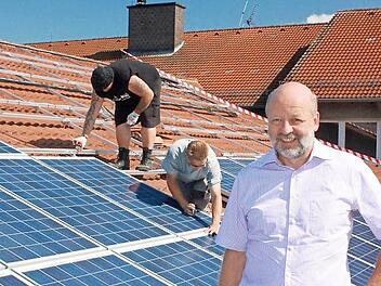 Auf Initiative von Hans-Josef Fell (rechts) entstand die Hammelburger Solarstromgesellschaft. Foto: privat