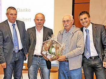Verabschiedet: Hubert Rink (3. von links) hat 32 Jahre lang die Fahne des TSV getragen. In der Hauptversammlung wurde er von den Vorstandsmitgliedern Roland Ballner, Günter Scheuring und Johannes Wolf verabschiedet.  Foto: Dieter Britz