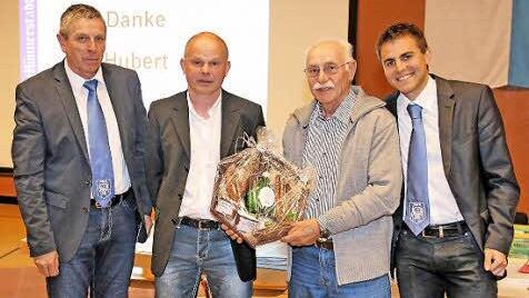 Verabschiedet: Hubert Rink (3. von links) hat 32 Jahre lang die Fahne des TSV getragen. In der Hauptversammlung wurde er von den Vorstandsmitgliedern Roland Ballner, Günter Scheuring und Johannes Wolf verabschiedet.  Foto: Dieter Britz