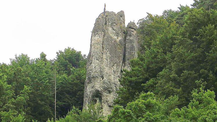 Der Zehnerstein mit dem überdimensionalen Bühlerhaken