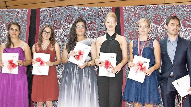 Sie wurden für herausragende Leistungen geehrt (von links): Eva Carbonero Happel, Hannah Conrady, Katharina Scheuring, Jule Albert, Lisa Back und Niklas Ziegler. Foto: Björn Hein