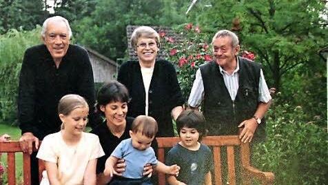 Anthony Quinn (hinten links) bei einem seiner letzten Besuche mit den Feilers (hinten rechts) sowie seiner Frau Kathy, seinen Kindern Antonie und Ryan sowie einem Mädchen aus der Nachbarschaft. Foto: privat