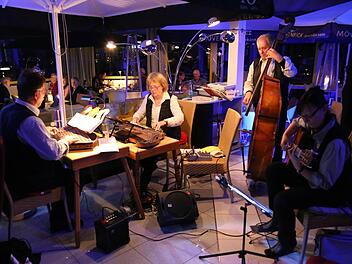 Zur Eröffnung der Vernissage im Berg-Gasthof Hötzelein in Regensberg spielten die Regnitztaler Saitenmusiker auf.