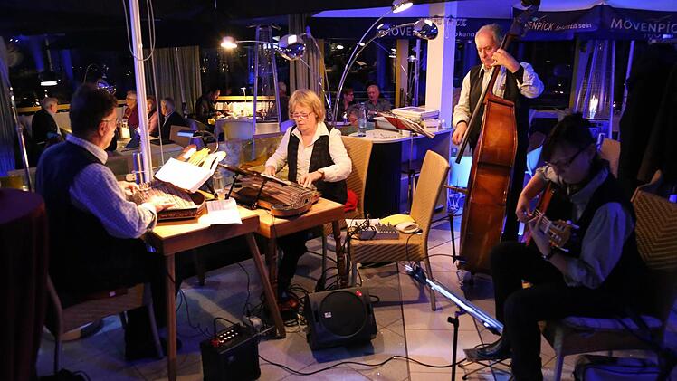 Zur Eröffnung der Vernissage im Berg-Gasthof Hötzelein in Regensberg spielten die Regnitztaler Saitenmusiker auf.