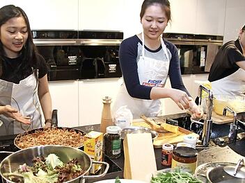 Beim gemeinsamen Kochen im Küchenstudio bei Möbel Fischer lernten die Austauschschüler für sie neue Genüsse kennen und hatten dabei jede Menge Spaß. Foto: Richard Sänger
