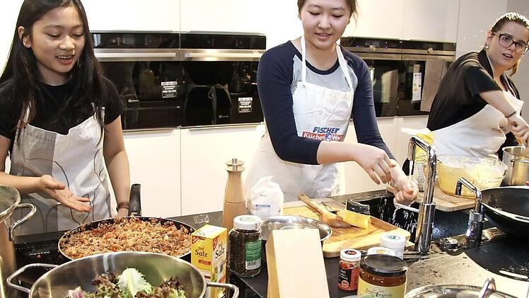 Beim gemeinsamen Kochen im Küchenstudio bei Möbel Fischer lernten die Austauschschüler für sie neue Genüsse kennen und hatten dabei jede Menge Spaß. Foto: Richard Sänger