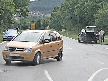 Links der Opel Meriva des Unfallverursachers, der vom Ford Focus links hinten erfasst wurde. Der Crash auf der Kreuzung hätte schlimmer ausgehen können, es blieb glücklicherweise bei einem Gesamtsachschaden von rund 6000 Euro.  Foto: Helmut Will