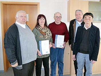 Die geehrten Mitglieder Alfred Wilferth und Angelika Geiger (mit Urkunden) mit (von rechts) stellvertretendem Kreisvorsitzendem Dieter Werthmann, Bürgermeister Christian Mrosek und Ortsverbandsvorsitzendem Edgar Hoh. Foto: Thomas Micheel
