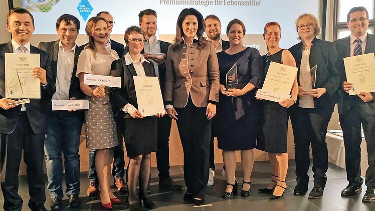 Ministerin Michaela Kaniber (Bildmitte) zeichnete vier Genussorte aus dem Landkreis Kronach aus. Foto: Korn