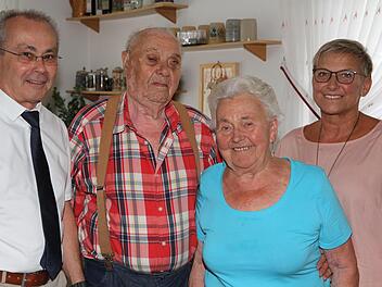 Margareta und Michael Scholl mit der stellvertretenden Landrätin Rosi Kraus (r.) und dem Dritten Bürgermeister der Marktgemeinde Eggolsheim, Günter Honeck (l.) Foto: Mathias Erlwein