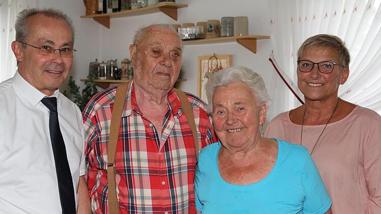 Margareta und Michael Scholl mit der stellvertretenden Landrätin Rosi Kraus (r.) und dem Dritten Bürgermeister der Marktgemeinde Eggolsheim, Günter Honeck (l.) Foto: Mathias Erlwein