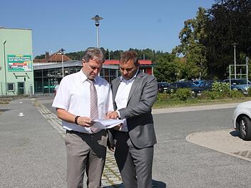 MdL Jürgen Baumgärtner (rechts) und Landrat Klaus Löffler freuen sich, dass es nun endlich losgeht mit der Finanzfachhochschule. In wenigen Wochen soll das Karst-Gebäude abgerissen werden. Bis zum Jahr 2022 soll auf dem Areal die Finanzhochschule entstehen.Veronika Schadeck