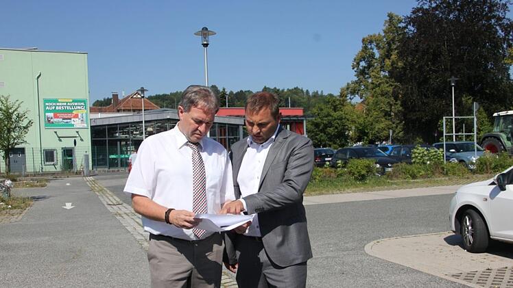 MdL Jürgen Baumgärtner (rechts) und Landrat Klaus Löffler freuen sich, dass es nun endlich losgeht mit der Finanzfachhochschule. In wenigen Wochen soll das Karst-Gebäude abgerissen werden. Bis zum Jahr 2022 soll auf dem Areal die Finanzhochschule entstehen.Veronika Schadeck