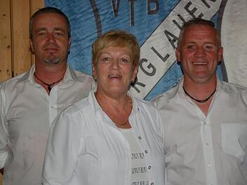 Jürgen Wehner, Monika Schneider und Marco Heinickel (von links) führen als Vorstandstrio künftig den VfB Burglauer. Foto: Manfred Mellenthin