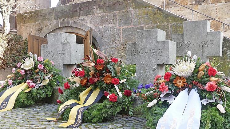 An den Kreuzen wurden in aller Stille Kränze niedergelegt, eine Feier fiel diesmal aus.  Foto: Manfred Welker
