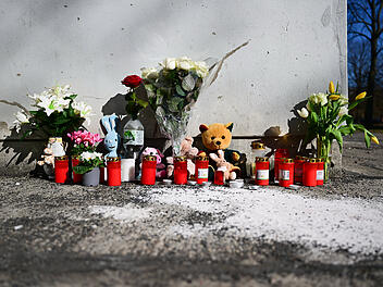 Kind st&uuml;rzt aus Hochhaus