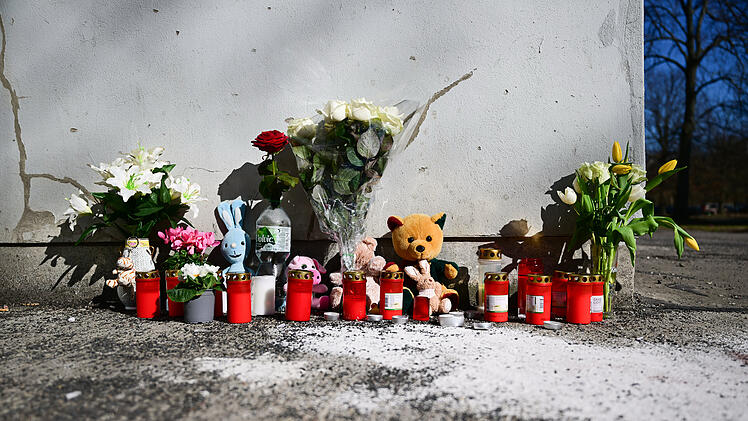 Kind st&uuml;rzt aus Hochhaus