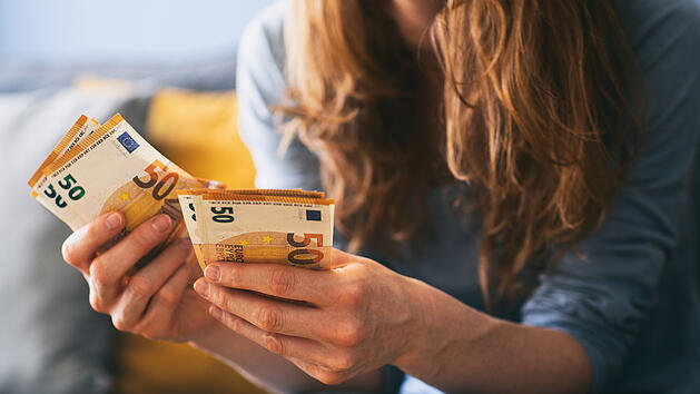 Geld, Geld sparen, Euro, Geldschein, Geld z&auml;hlen