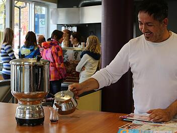 Ein Samowar mit Tee, ein Drehspieß mit Grillfleisch und  Bektas Sahin,   bei dem es nicht  nur Döner  sondern auch  Menschen gibt. Alle Fotos: Barbara Herbst