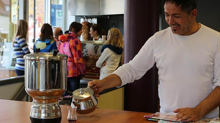 Ein Samowar mit Tee, ein Drehspieß mit Grillfleisch und  Bektas Sahin,   bei dem es nicht  nur Döner  sondern auch  Menschen gibt. Alle Fotos: Barbara Herbst