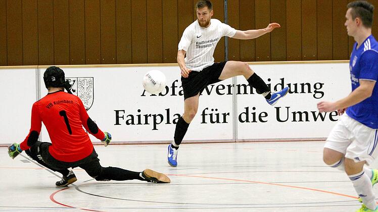 Der Thurnauer Christoph Schwarz überwindet am Viertelfinale VfB-Torhüter Claudio Dresel.