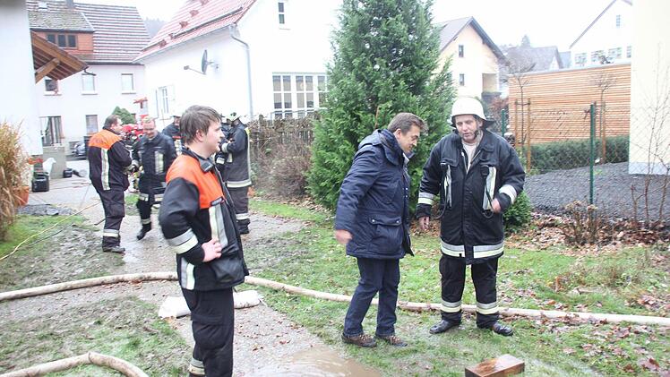 Der Wallenfelser Feuerwehrkommandant Hans Stumpf (rechts) und Bürgermeister Jens Korn (2. v.r.) mit Feuerwehrleuten beim Einsatz im Schleusenweg.  Foto: Friedwald Schedel