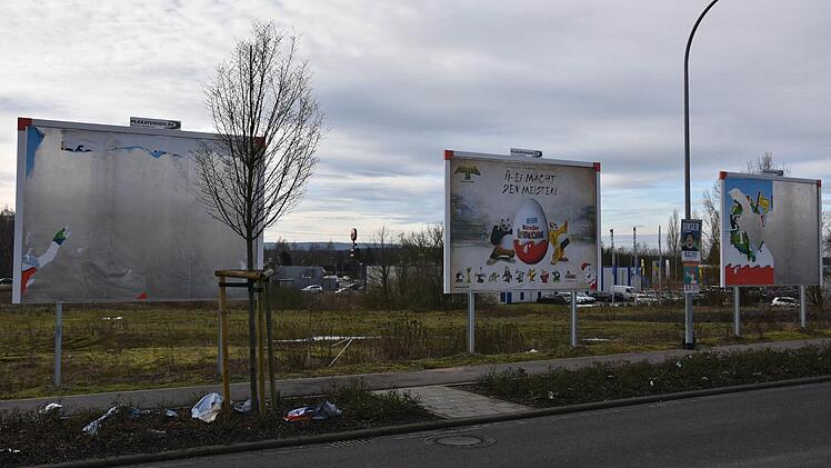 Der Bauantrag der Westfa-Werbung Modersohn GmbH & Co. KG über die Errichtung von drei unbeleuchteten Plakatanschlagtafeln im Gewerbepark an der B26 in Haßfurt (im Bild) wurde abgelehnt, obwohl die Plakatanschlagtafeln schon stehen. Foto Ulrike Langer