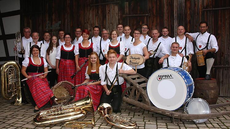 Die Blaskapelle besteht aus 21 Aktiven und einem Nachwuchsorchester mit weiteren elf Jungmusikern.  Foto: Blaskapelle Neundorf