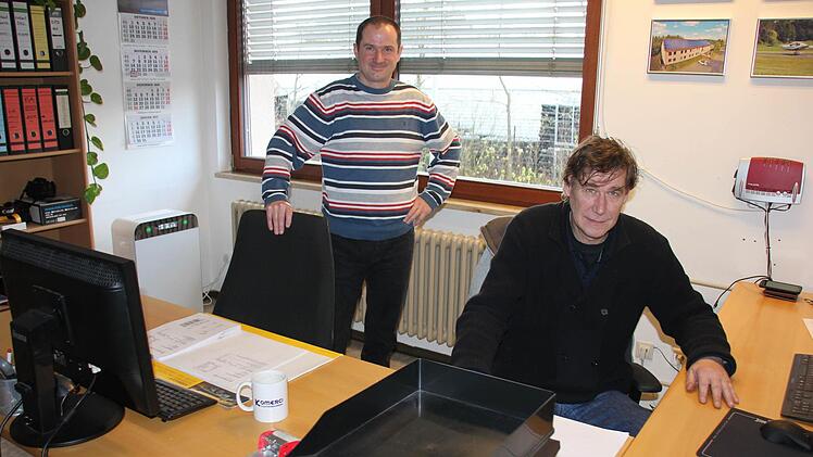 Andreas Köhler (stehend) und Robert Daut haben die "Komerci OHG" im Jahr 2005 gegründet.