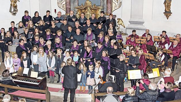 Ein beeindruckendes Adventskonzert boten die vier Chöre des Gesangvereins "Eintracht" Wonfurt, die Blaskapelle Wonfurt sowie weitere Instrumentalisten unter der Gesamtleitung von Waltraud Hellwig in der Pfarrkirche von Wonfurt. Unser Bild zeigt alle Mitwirkenden.  Foto: Ulrike Langer