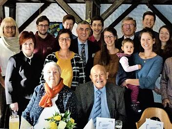 Unser Bild zeigt das Jubelpaar sitzend im Kreis ihrer Familie und mit stellvertretender Landrätin Christina Flauder und Bürgermeister Siegfried Decker. Foto: Werner Reißaus