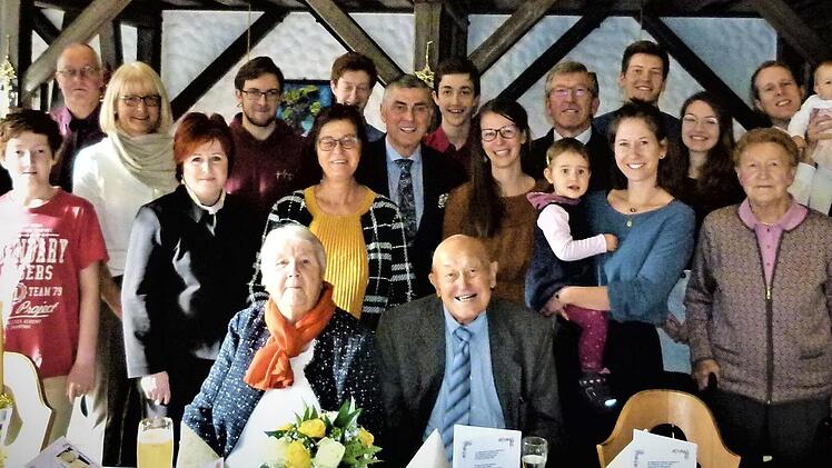 Unser Bild zeigt das Jubelpaar sitzend im Kreis ihrer Familie und mit stellvertretender Landrätin Christina Flauder und Bürgermeister Siegfried Decker. Foto: Werner Reißaus