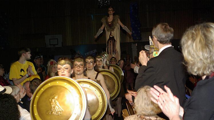 Amazonen gegen den machtgierigen Dämon: Die Hammelburger Showtanzgarde.    Foto: Winfried Ehling
