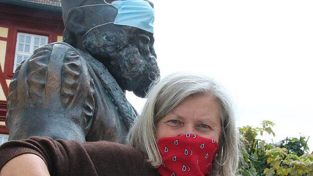 Zu Corona-Zeiten geht die Rechnung f&uuml;r K&uuml;nstler nicht auf. Sie zahlen drauf - nach Adam Ries(e). Auf diese prek&auml;re Situation m&ouml;chte Helga Siebert bei ihrem Auftritt am Donnerstag, 30. Juli, im Staffelsteiner Stadtcaf&eacute; hinweisen. Foto: Matthias Einwag