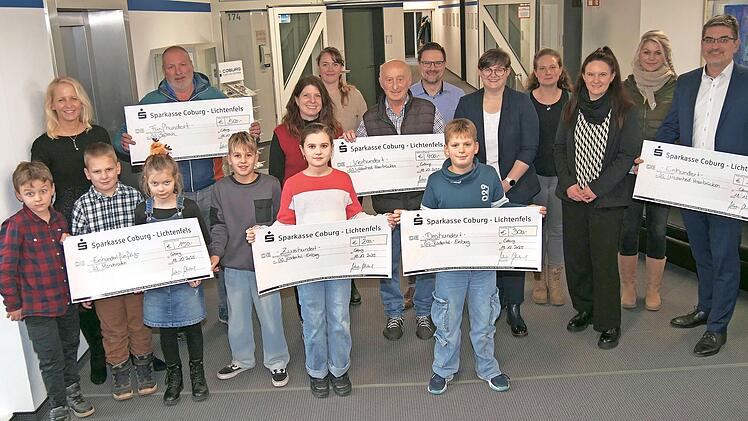 Spendenschecks f&uuml;r Wasserratten: Die erfolgreichsten Schulen beim Kreisschwimmfest und bem Schwimmabzeichenwettbewerb sind im Landratsamt ausgezeichnet worden.