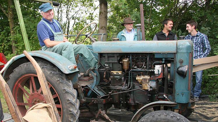 Dieter Koch (60) war die Attraktion des Tages: Denn sein Hanomag R 19 aus dem Jahr 1954 schnurrte wie am Schnürchen und trieb die Dreschmaschine an.
