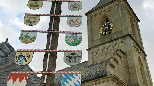 Der Kirchturm mit  dem  Kirchweihbaum